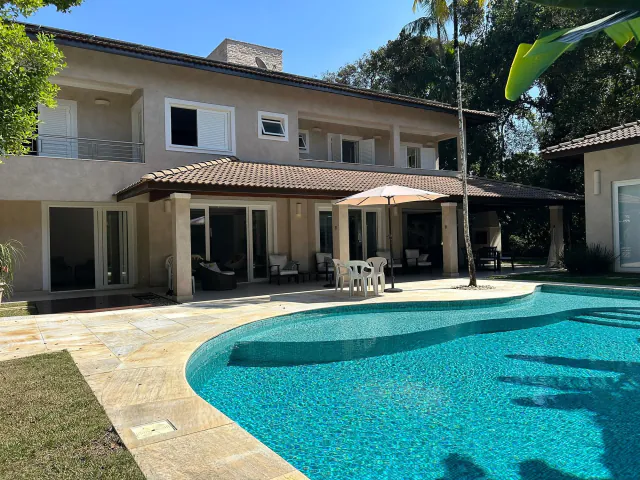 Casa com piscina e jardim na Riviera de São Lourenço