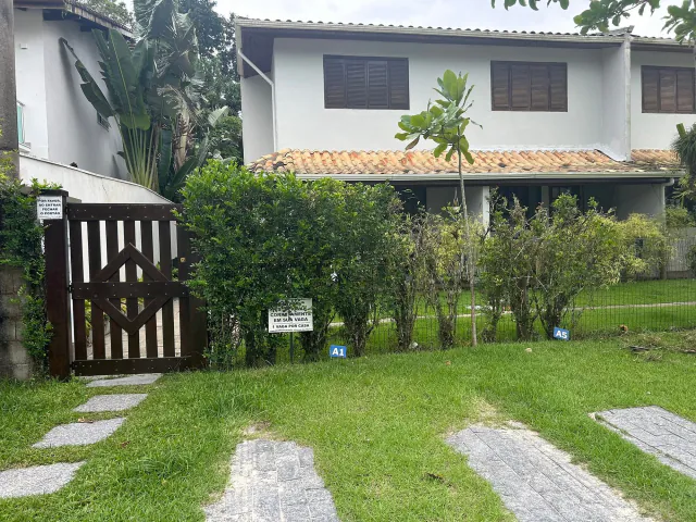 Casa de condomínio com jardim e caminho de pedras